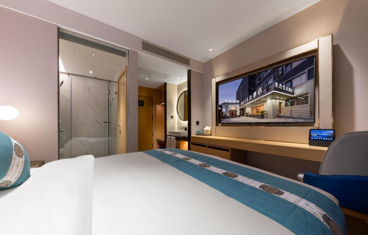 East Sacred Hotel--Very Near Beijing Tiananmen Square ,The Forbidden City,The Temple Of Heaven ,3 Minutes' Walk To Wangfujing Subway ,Located In The Center Of Beijing, Many Shopping Malls Around,Newly Renovated Hotel-Able To Receive Foreign Guests 外观 照片 Deluxe Room