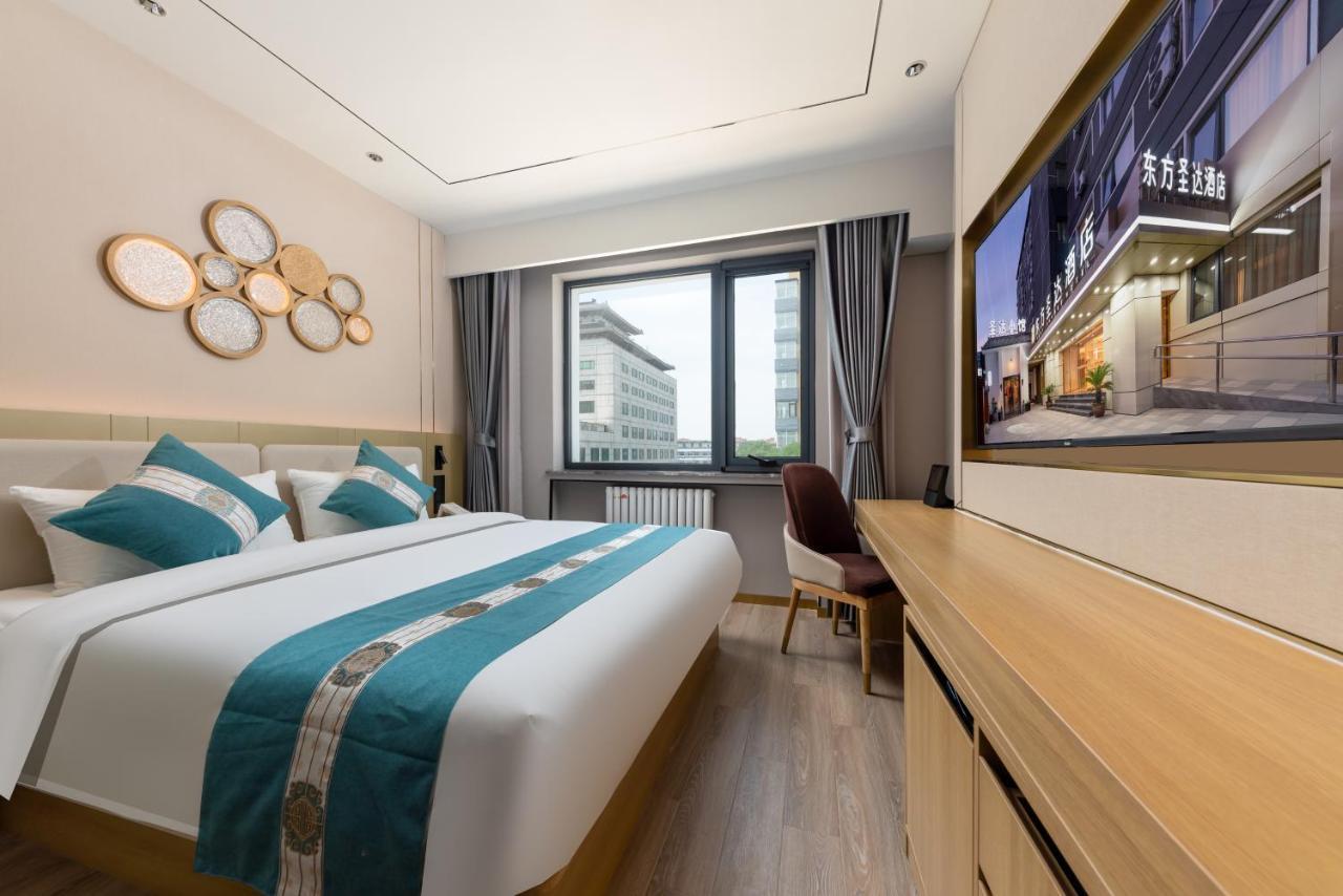East Sacred Hotel--Very Near Beijing Tiananmen Square ,The Forbidden City,The Temple Of Heaven ,3 Minutes' Walk To Wangfujing Subway ,Located In The Center Of Beijing, Many Shopping Malls Around,Newly Renovated Hotel-Able To Receive Foreign Guests 外观 照片 A room at the hotel