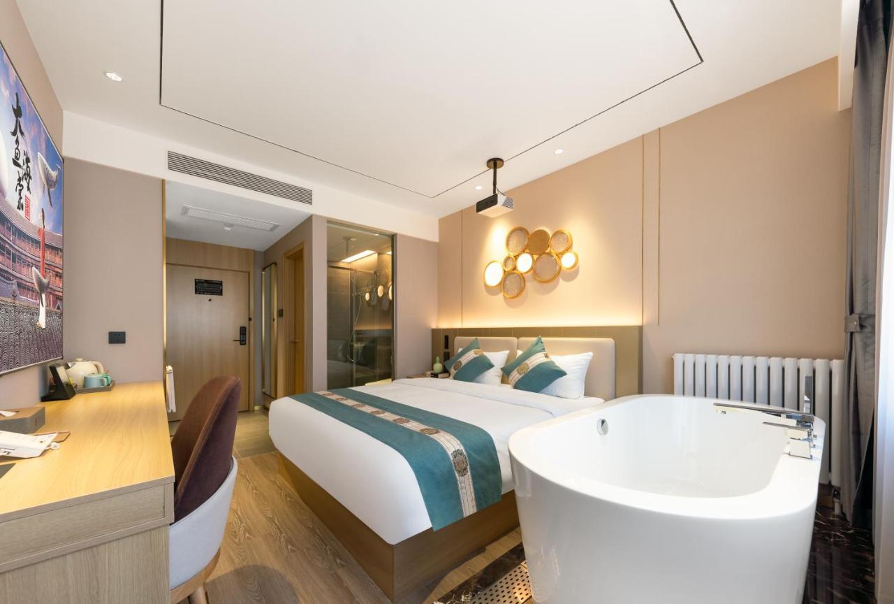 East Sacred Hotel--Very Near Beijing Tiananmen Square ,The Forbidden City,The Temple Of Heaven ,3 Minutes' Walk To Wangfujing Subway ,Located In The Center Of Beijing, Many Shopping Malls Around,Newly Renovated Hotel-Able To Receive Foreign Guests 外观 照片 Deluxe Room