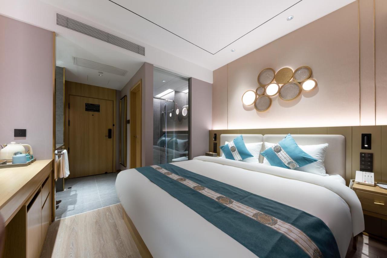 East Sacred Hotel--Very Near Beijing Tiananmen Square ,The Forbidden City,The Temple Of Heaven ,3 Minutes' Walk To Wangfujing Subway ,Located In The Center Of Beijing, Many Shopping Malls Around,Newly Renovated Hotel-Able To Receive Foreign Guests 外观 照片 A room at the hotel