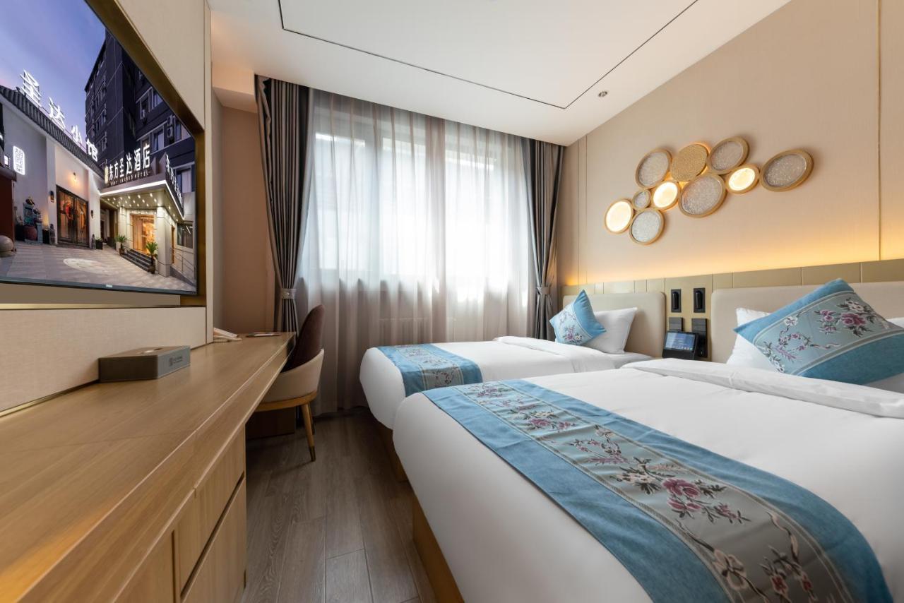 East Sacred Hotel--Very Near Beijing Tiananmen Square ,The Forbidden City,The Temple Of Heaven ,3 Minutes' Walk To Wangfujing Subway ,Located In The Center Of Beijing, Many Shopping Malls Around,Newly Renovated Hotel-Able To Receive Foreign Guests 外观 照片 Deluxe Room