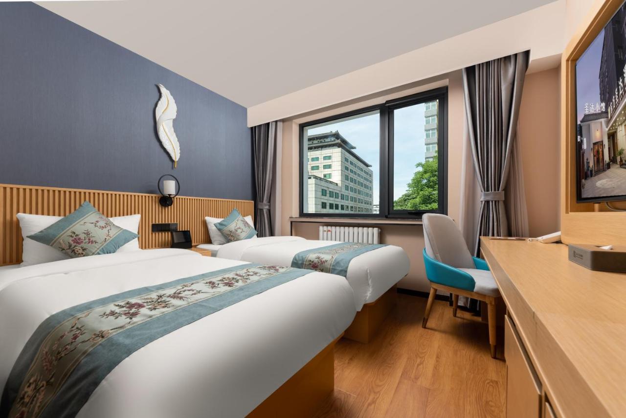 East Sacred Hotel--Very Near Beijing Tiananmen Square ,The Forbidden City,The Temple Of Heaven ,3 Minutes' Walk To Wangfujing Subway ,Located In The Center Of Beijing, Many Shopping Malls Around,Newly Renovated Hotel-Able To Receive Foreign Guests 外观 照片