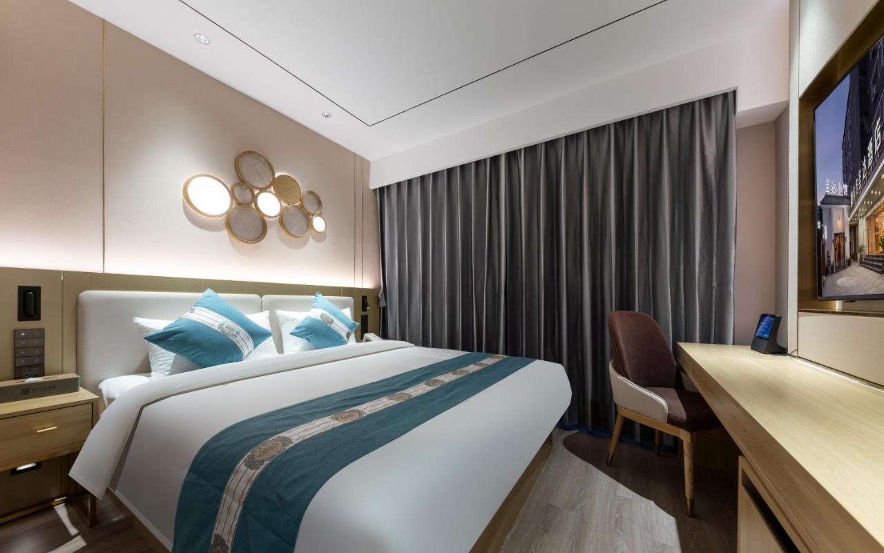 East Sacred Hotel--Very Near Beijing Tiananmen Square ,The Forbidden City,The Temple Of Heaven ,3 Minutes' Walk To Wangfujing Subway ,Located In The Center Of Beijing, Many Shopping Malls Around,Newly Renovated Hotel-Able To Receive Foreign Guests 外观 照片 A bedroom in the hotel