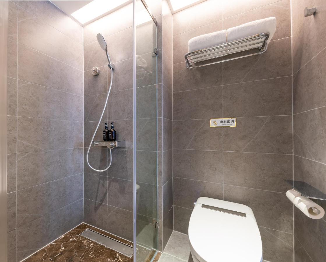 East Sacred Hotel--Very Near Beijing Tiananmen Square ,The Forbidden City,The Temple Of Heaven ,3 Minutes' Walk To Wangfujing Subway ,Located In The Center Of Beijing, Many Shopping Malls Around,Newly Renovated Hotel-Able To Receive Foreign Guests 外观 照片 A wet room in a hotel