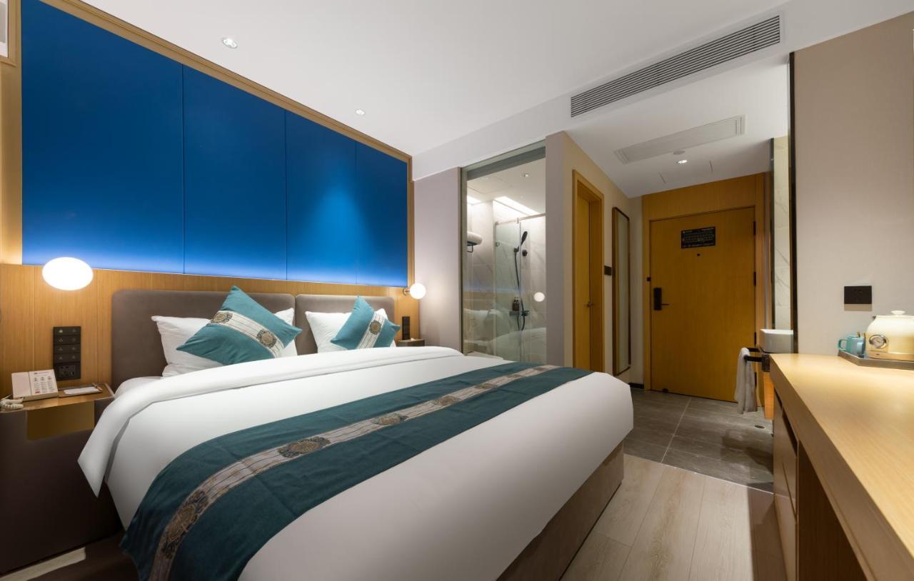 East Sacred Hotel--Very Near Beijing Tiananmen Square ,The Forbidden City,The Temple Of Heaven ,3 Minutes' Walk To Wangfujing Subway ,Located In The Center Of Beijing, Many Shopping Malls Around,Newly Renovated Hotel-Able To Receive Foreign Guests 外观 照片 Deluxe room