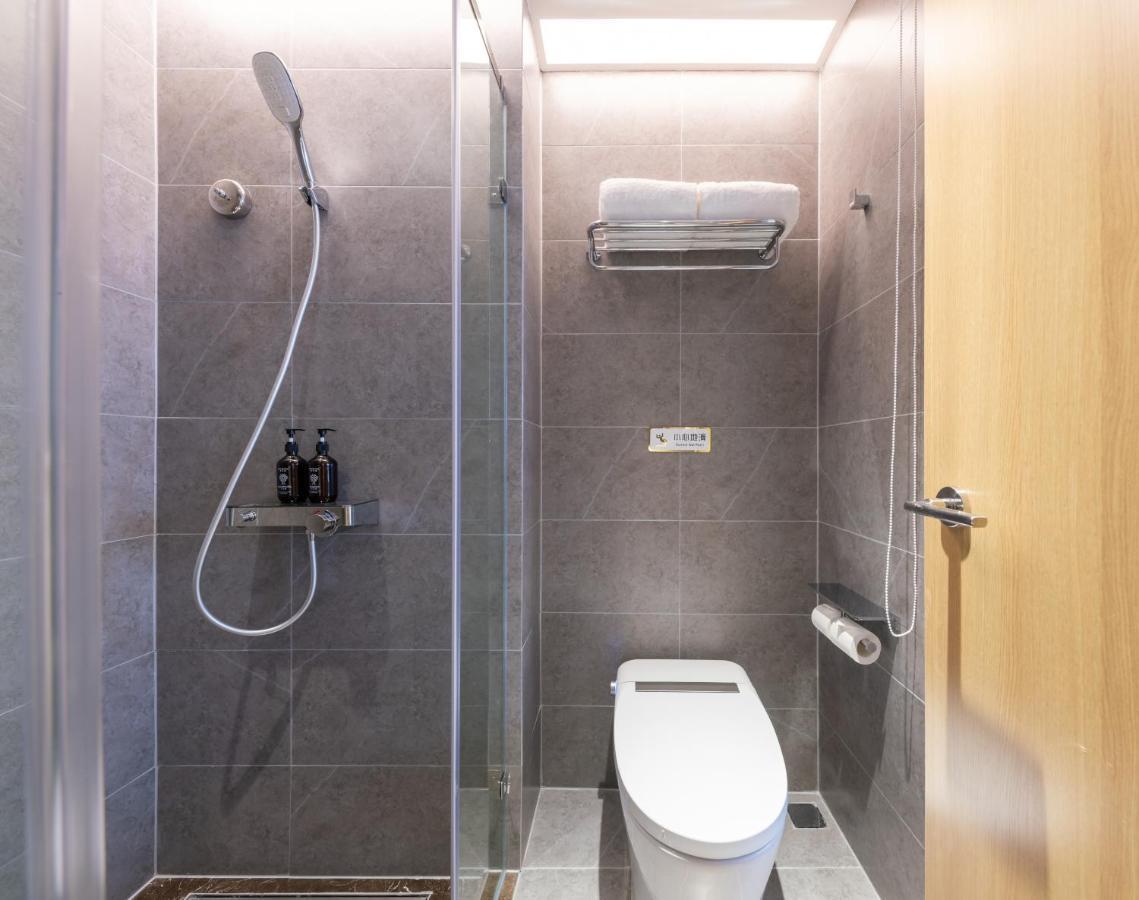 East Sacred Hotel--Very Near Beijing Tiananmen Square ,The Forbidden City,The Temple Of Heaven ,3 Minutes' Walk To Wangfujing Subway ,Located In The Center Of Beijing, Many Shopping Malls Around,Newly Renovated Hotel-Able To Receive Foreign Guests 外观 照片 A wet room in a hotel