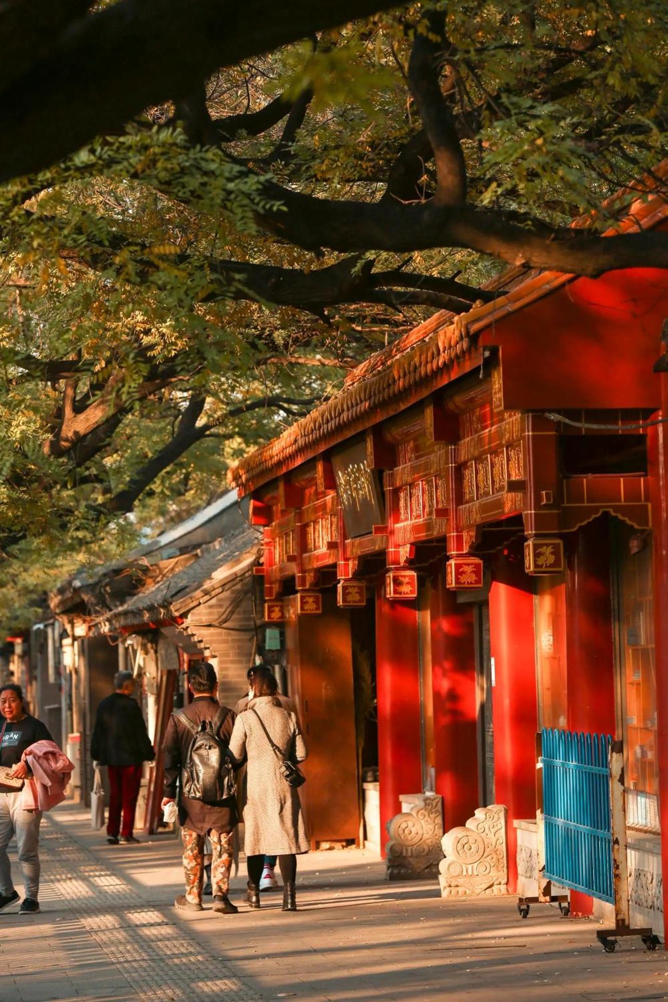 East Sacred Hotel--Very Near Beijing Tiananmen Square ,The Forbidden City,The Temple Of Heaven ,3 Minutes' Walk To Wangfujing Subway ,Located In The Center Of Beijing, Many Shopping Malls Around,Newly Renovated Hotel-Able To Receive Foreign Guests 外观 照片 The temple's main entrance