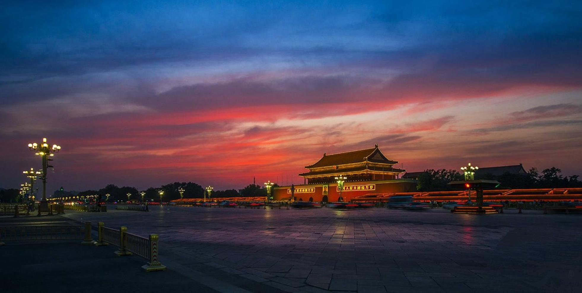 East Sacred Hotel--Very Near Beijing Tiananmen Square ,The Forbidden City,The Temple Of Heaven ,3 Minutes' Walk To Wangfujing Subway ,Located In The Center Of Beijing, Many Shopping Malls Around,Newly Renovated Hotel-Able To Receive Foreign Guests 外观 照片 The Forbidden City at sunset