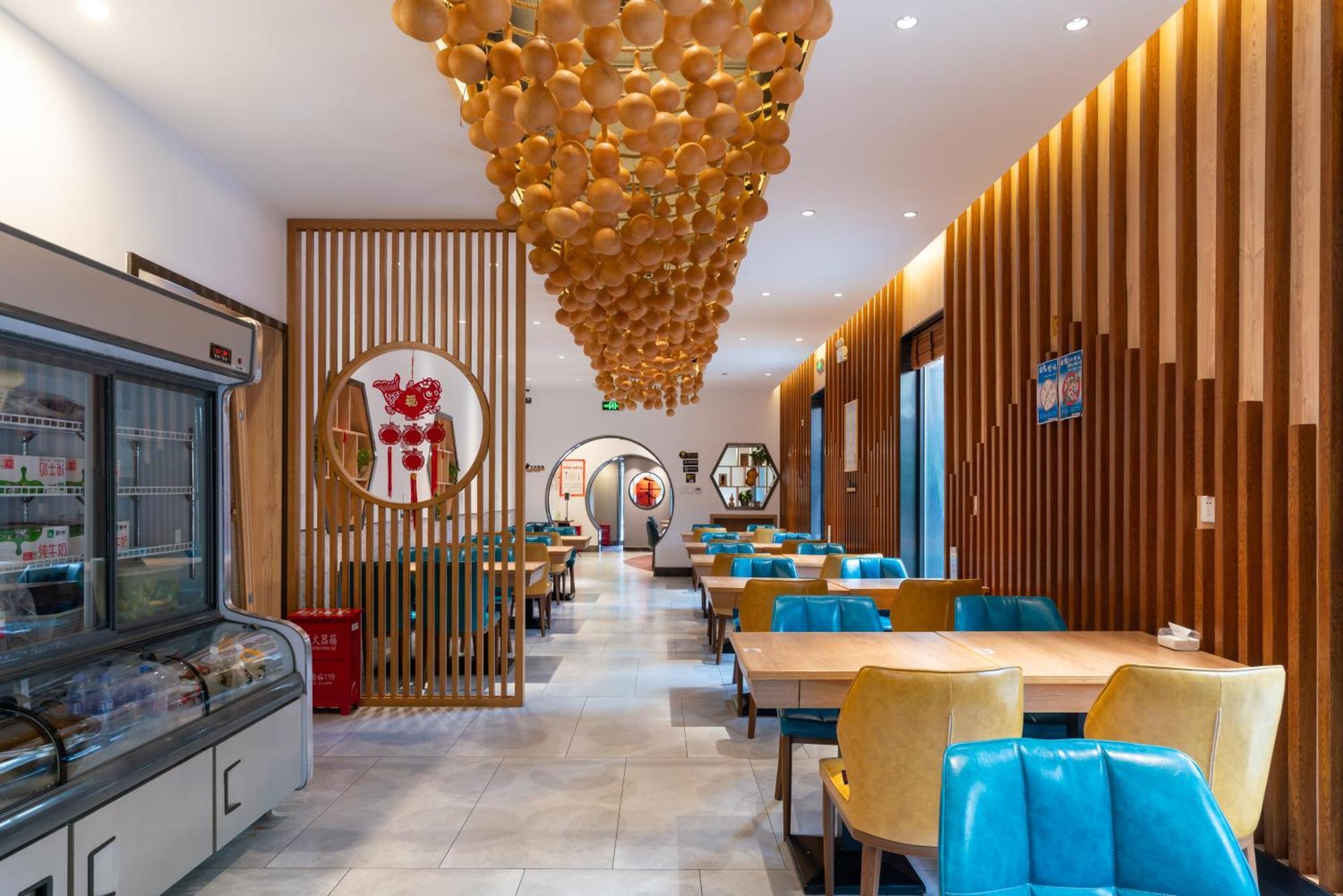 East Sacred Hotel--Very Near Beijing Tiananmen Square ,The Forbidden City,The Temple Of Heaven ,3 Minutes' Walk To Wangfujing Subway ,Located In The Center Of Beijing, Many Shopping Malls Around,Newly Renovated Hotel-Able To Receive Foreign Guests 外观 照片 Interior of a restaurant in China