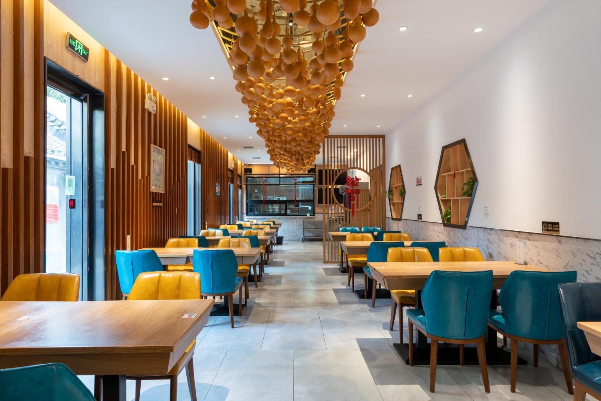 East Sacred Hotel--Very Near Beijing Tiananmen Square ,The Forbidden City,The Temple Of Heaven ,3 Minutes' Walk To Wangfujing Subway ,Located In The Center Of Beijing, Many Shopping Malls Around,Newly Renovated Hotel-Able To Receive Foreign Guests 外观 照片 Interior of a restaurant in Beijing