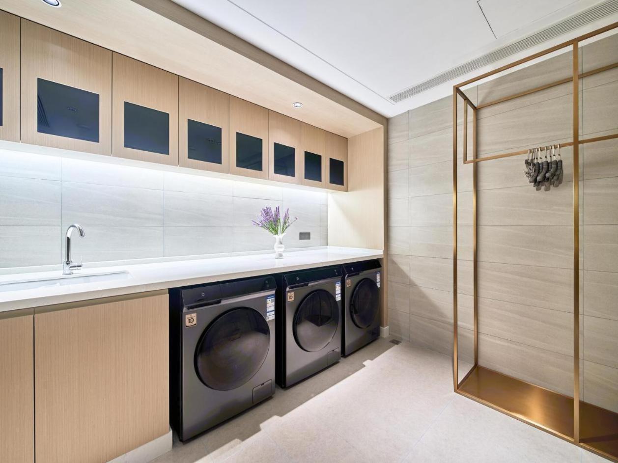 East Sacred Hotel--Very Near Beijing Tiananmen Square ,The Forbidden City,The Temple Of Heaven ,3 Minutes' Walk To Wangfujing Subway ,Located In The Center Of Beijing, Many Shopping Malls Around,Newly Renovated Hotel-Able To Receive Foreign Guests 外观 照片 Laundry room