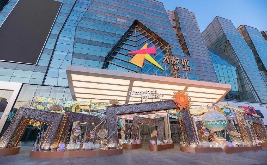East Sacred Hotel--Very Near Beijing Tiananmen Square ,The Forbidden City,The Temple Of Heaven ,3 Minutes' Walk To Wangfujing Subway ,Located In The Center Of Beijing, Many Shopping Malls Around,Newly Renovated Hotel-Able To Receive Foreign Guests 外观 照片 Main entrance