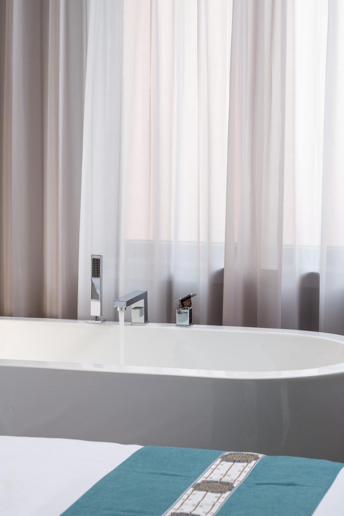 East Sacred Hotel--Very Near Beijing Tiananmen Square ,The Forbidden City,The Temple Of Heaven ,3 Minutes' Walk To Wangfujing Subway ,Located In The Center Of Beijing, Many Shopping Malls Around,Newly Renovated Hotel-Able To Receive Foreign Guests 外观 照片 A shower curtain