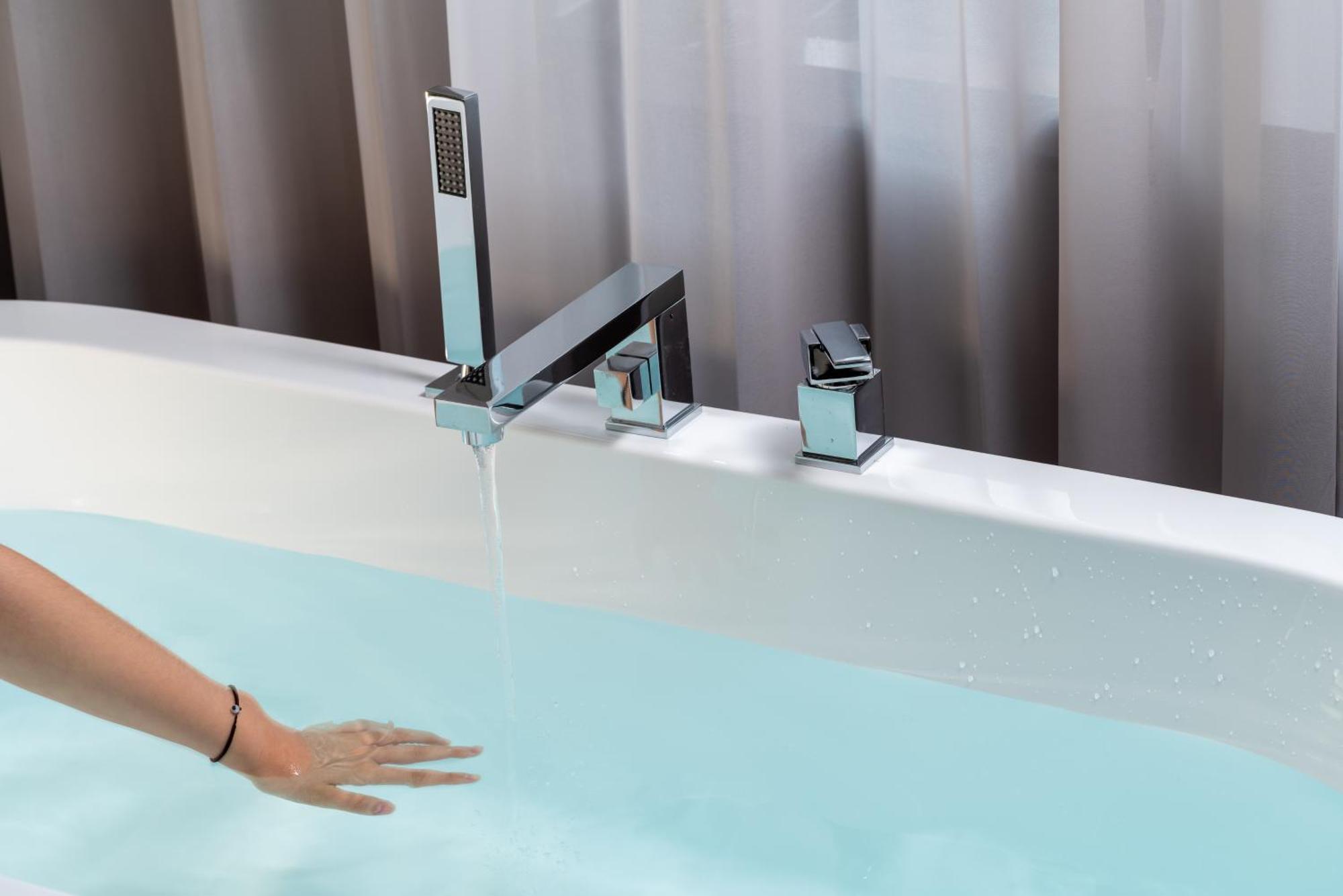 East Sacred Hotel--Very Near Beijing Tiananmen Square ,The Forbidden City,The Temple Of Heaven ,3 Minutes' Walk To Wangfujing Subway ,Located In The Center Of Beijing, Many Shopping Malls Around,Newly Renovated Hotel-Able To Receive Foreign Guests 外观 照片 A modern bathtub faucet