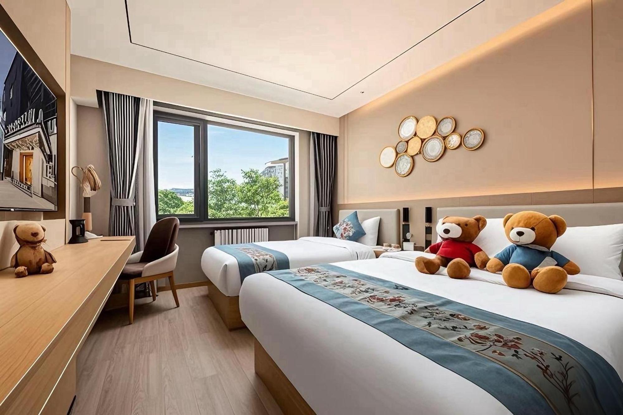 East Sacred Hotel--Very Near Beijing Tiananmen Square ,The Forbidden City,The Temple Of Heaven ,3 Minutes' Walk To Wangfujing Subway ,Located In The Center Of Beijing, Many Shopping Malls Around,Newly Renovated Hotel-Able To Receive Foreign Guests 外观 照片 Deluxe Room