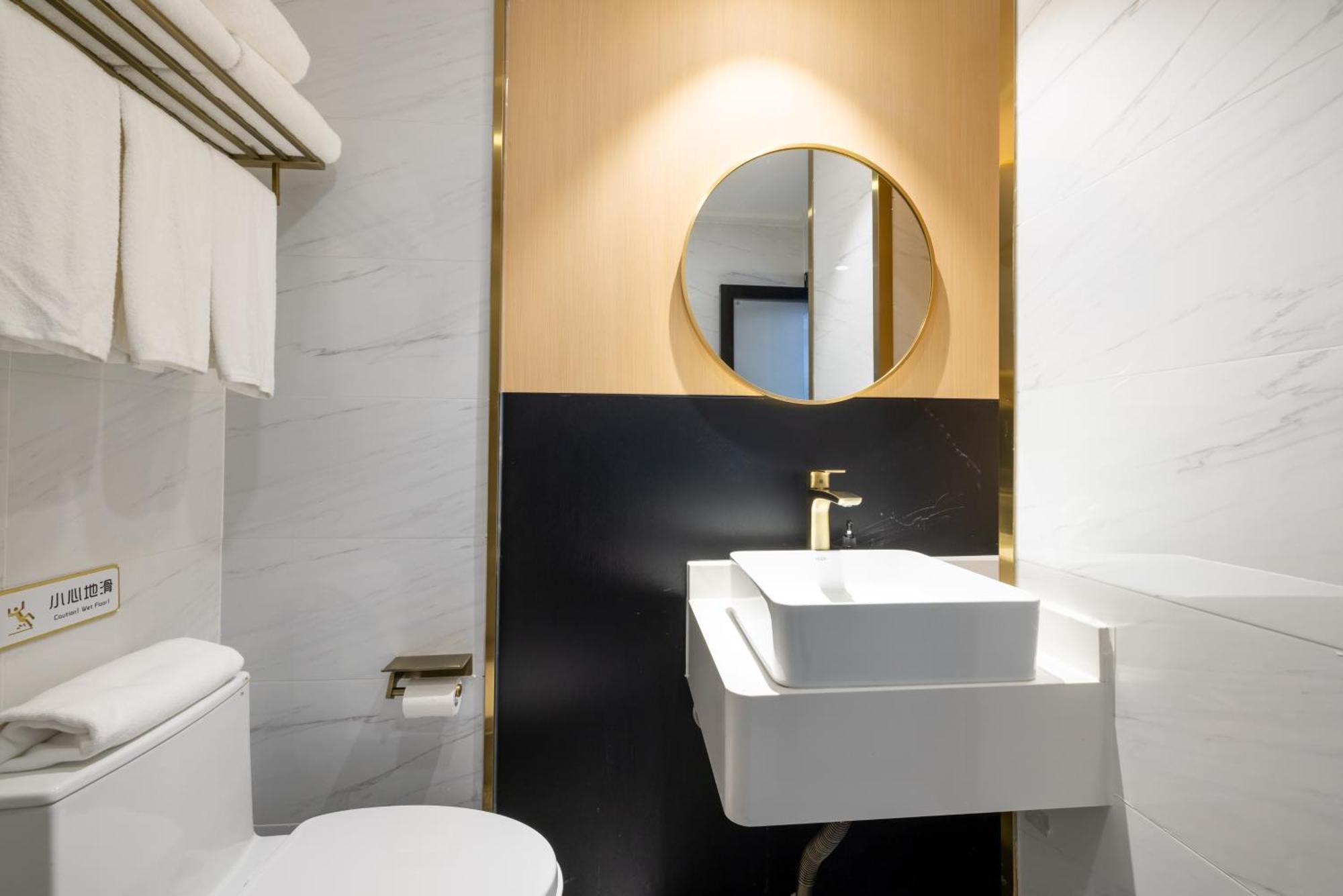 East Sacred Hotel--Very Near Beijing Tiananmen Square ,The Forbidden City,The Temple Of Heaven ,3 Minutes' Walk To Wangfujing Subway ,Located In The Center Of Beijing, Many Shopping Malls Around,Newly Renovated Hotel-Able To Receive Foreign Guests 外观 照片