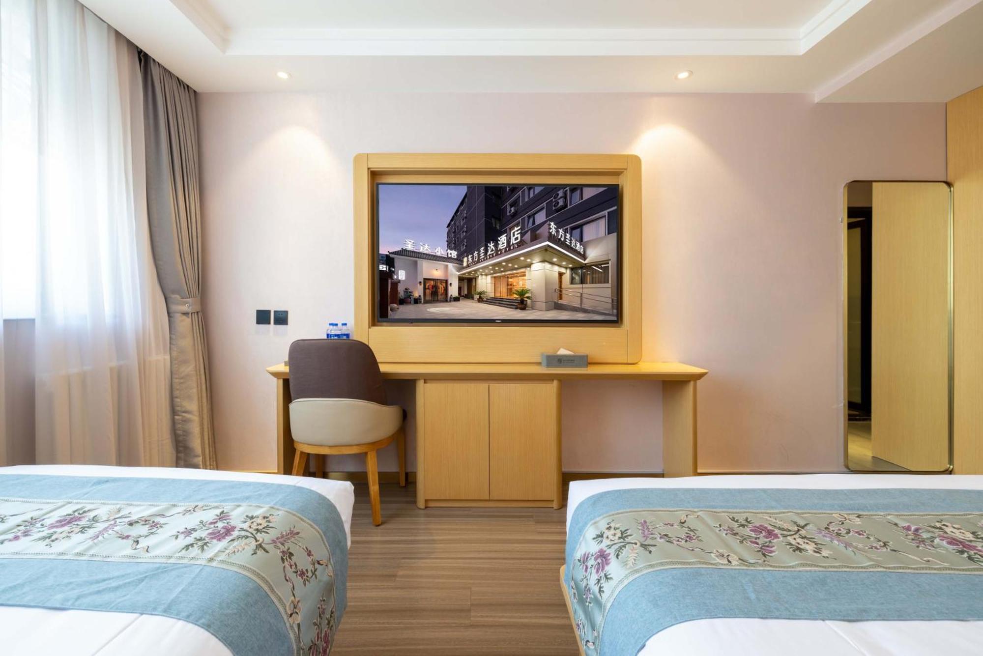 East Sacred Hotel--Very Near Beijing Tiananmen Square ,The Forbidden City,The Temple Of Heaven ,3 Minutes' Walk To Wangfujing Subway ,Located In The Center Of Beijing, Many Shopping Malls Around,Newly Renovated Hotel-Able To Receive Foreign Guests 外观 照片